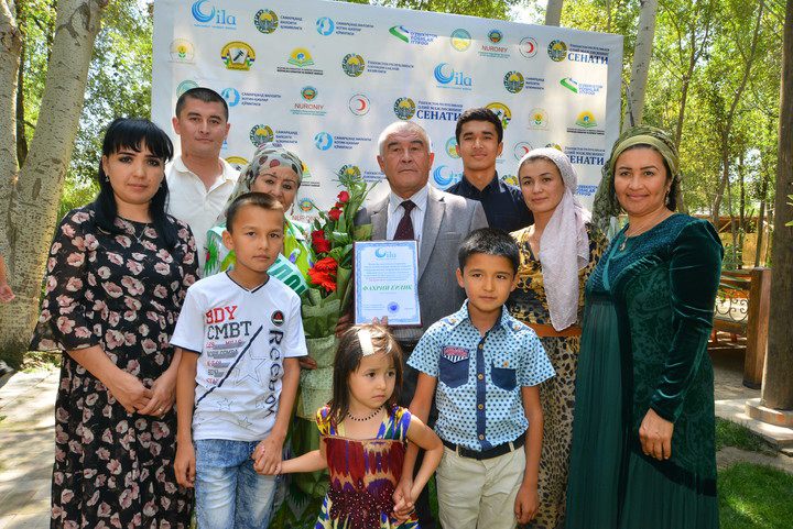 Семья узбекистан махалля. Oila mahalla. Намунали оилалар. Низоли оила. Оила мукаддас.