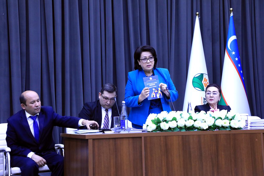 Yalangoch ayollar orqalarini kotarib Pugacheva bilan porno tomosha