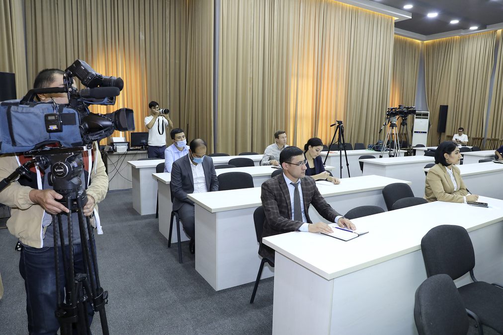 Xotin qornida yotadi va eri uni yuqoridan sikadi. Sleeping uy qurilishi porno cums qachon uning mushuk licked